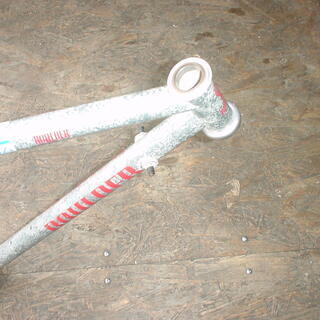 自転車、フレーム　１（１）グレイ色