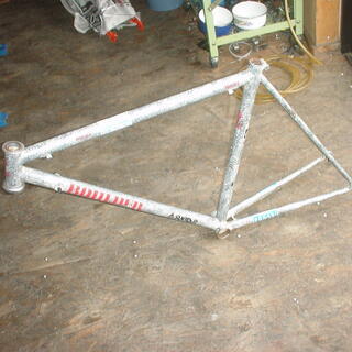 自転車、フレーム　１（１）グレイ色