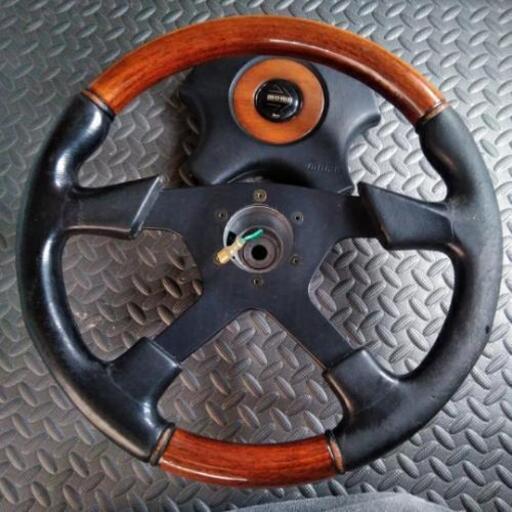 [美品] MOMO steering　ボス付