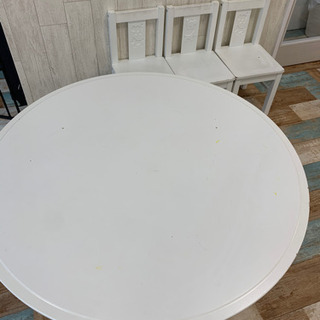 IKEAの椅子3脚と丸テーブル