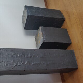 キッチンベンチ、ソファ、椅子、アンティーク置台3つ