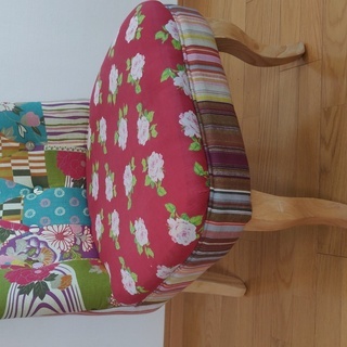 キッチンベンチ、ソファ、椅子、アンティーク置台3つ