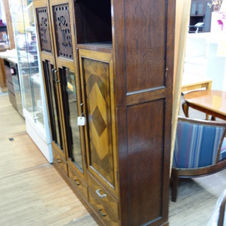 表示価格の半額！39980→19990　アンティーク調　レトロ家具　象嵌　3枚扉キャビネット　飾棚　収納　リビングボード　輸入家具調　