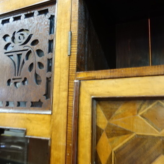 表示価格の半額！39980→19990　アンティーク調　レトロ家具　象嵌　3枚扉キャビネット　飾棚　収納　リビングボード　輸入家具調　