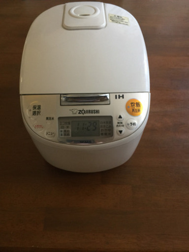 象印IH炊飯器。14年製。NP-XA10。テフロン部分に少し傷有りますが美味しく炊き上がります。