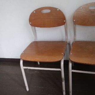 学校で使われてる椅子2脚