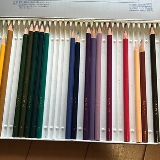 ３６色鉛筆のうちの２１色