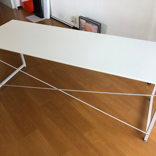 白い天板のテーブル