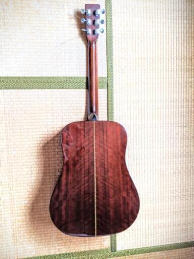 アコースティックギター ハードケースと弦2セット付きです