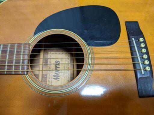 アコースティックギター ハードケースと弦2セット付きです