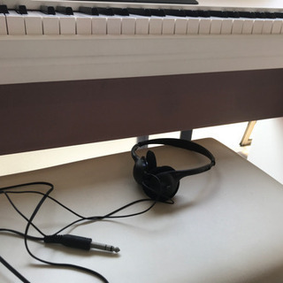 美品お洒落白電子ピアノ、イス、ヘッドホン付き?