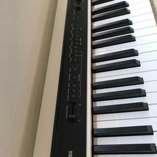 美品お洒落白電子ピアノ、イス、ヘッドホン付き?