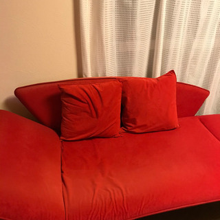 赤いソファ　クッション×2付き　無料です！