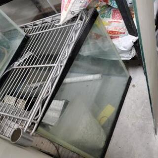 中古90センチガラス水槽2本。水槽台。その他水槽3本