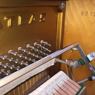 猫足のピアノ　Atlas A22H