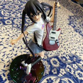 ギターを持った少女のフィギュア
