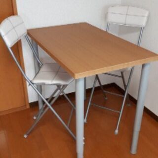 テーブル（1m x 60cm）と椅子2脚