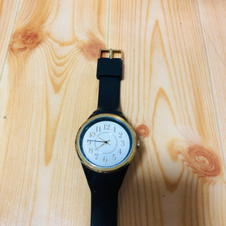 黒×金のシンプルな時計⌚