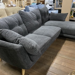 カウチソファー！新品！16万円を39800円で販売します！クッションボタンが1つ取れてるだけです！使用上問題なしです！
