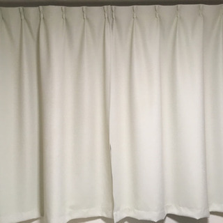 クリーム色のカーテン　縦160、横105×2