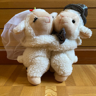 結婚式用ウェルカムボードと羊のぬいぐるみ