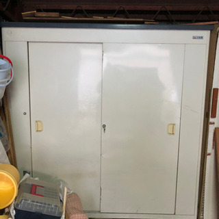 収納家具 シャッター付きのガレージに置いてました。