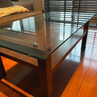 リビングのおしゃれなガラストップのセンターテーブル、ローテーブル...