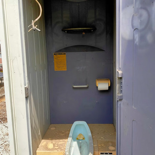 仮設トイレ　中古　1棟　簡易水洗　長期放置品  扉＊難有　高松市西部現地引き取り限定 仮設トイレ 中古 1棟 簡易水洗 長期放置品 扉＊難有 高松市西部現地