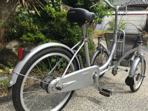 直接引き取り限定 ブリジストン三輪自転車 シルバー 大型後ろカゴ付き 前かご付き ブリジストン大人用三輪自転車 前二輪