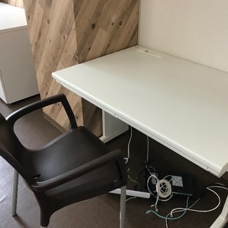 オフィス用デスクと椅子