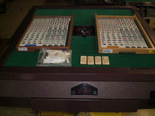 中古品 全自動麻雀卓 調整済 雀豪マーク3 AM-7901A 大コンベルト新品交換済 テンリーダー枠ですが点数表示はありません。