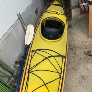 カヌーとオールとハンドポンプとカヤック用のキャリア カヌーとオールとハンドポンプとカヤック用のキャリア