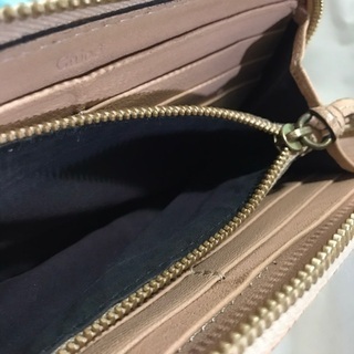 クロエ ピンクラムレザー ラウンドファスナー長財布 ワイルドステッチ ジッピーウォレット  シーバイクロエ ハートモチーフ キーリング＆バッグチャームつき クロエ ピンクラムレザー ラウンドファスナー長財布 ワイルドステッチ