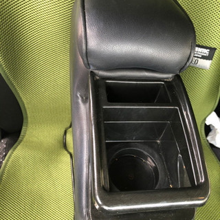 車収納　助手席　運転席の間の収納。
