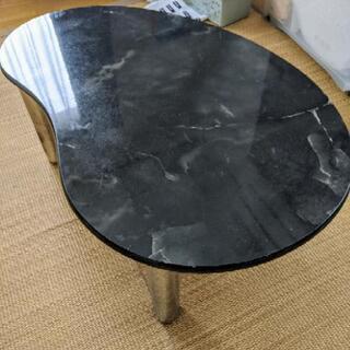黒い勾玉型大理石柄テーブル