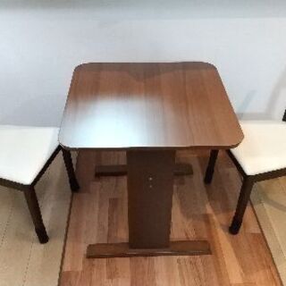 テーブル、椅子２脚