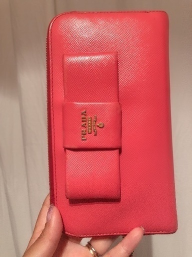 プラダ財布