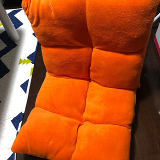 オレンジ色の折りたたみ座椅子