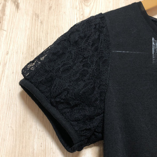 袖口レース　黒Tシャツ　サイド細身効果　Mサイズ