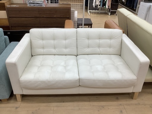 IKEA（イケア）のシンプルな白の2人掛けソファーです！