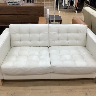 IKEA（イケア）のシンプルな白の2人掛けソファーです！