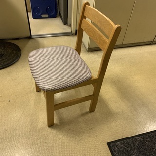 椅子（木製）差し上げます。