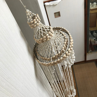 沖縄県の貝を利用した吊り下げ飾り。