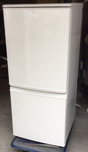 【RKGRE-373】特価！シャープ/137L 2ドア冷凍冷蔵庫/どっちもドア/SJ-D14B-W/中古品/2016年製/当社より近隣無料配達！