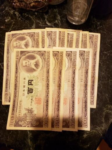 新品の500円札と100円札