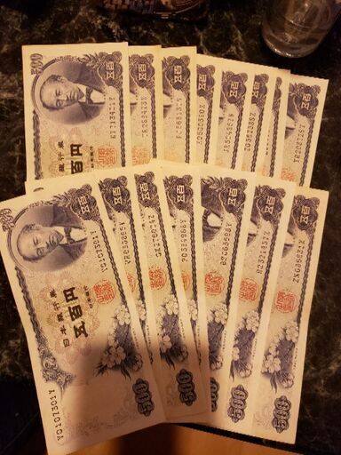 新品の500円札と100円札