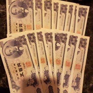 新品の500円札と100円札