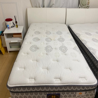 Sealy ベットキングサイズ＆サイドテーブル×2