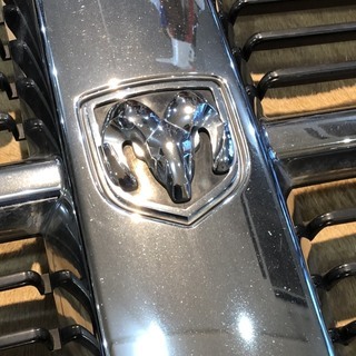 ダッジ ラム トラック ピックアップ フロントグリル ホワイトペイント入り メッキ 純正 モパー 2006 2009 Dodge Ram 2500 3500 FRONT GRILL CH1200281 55077778AE ダッジ ラム トラック ピックアップ フロントグリル ホワイトペイント