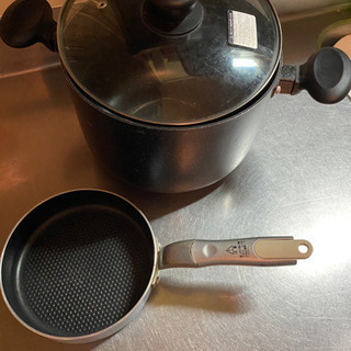 【お取引き中】大きい深鍋と小さなフライパン　鍋敷きと麦茶ポットま...